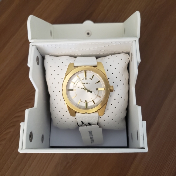 BNWT Genuine Diesel Woman's Watch - Brass with Genuine White Leather - Picture 2 of 5